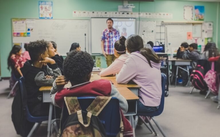 Estudiantes en un aula durante una actividad escolar, imagen ilustrativa sobre bienestar emocional
