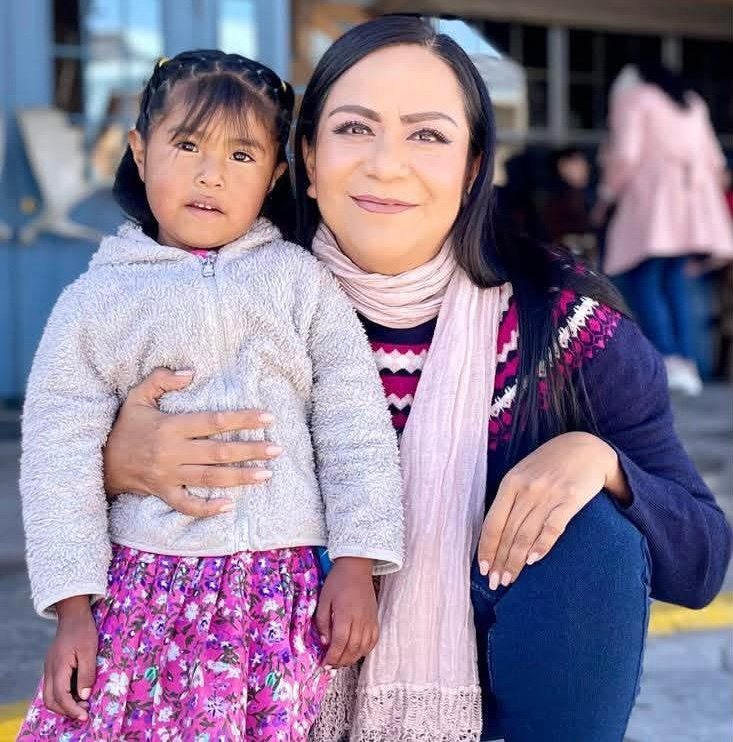 Ariadna Montiel junto a una niña