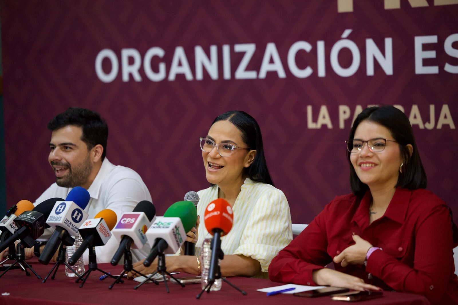 Ariadna Montiel participa en una conferencia con Manuel Cota en Baja California Sur