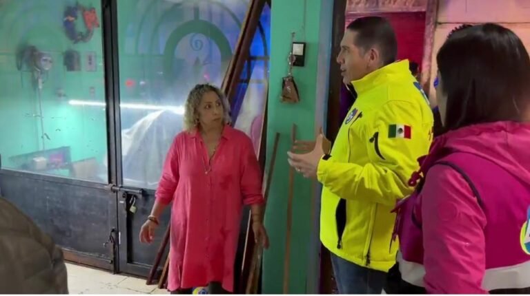 Luis Mendoza atiende a vecinos durante el operativo por lluvias