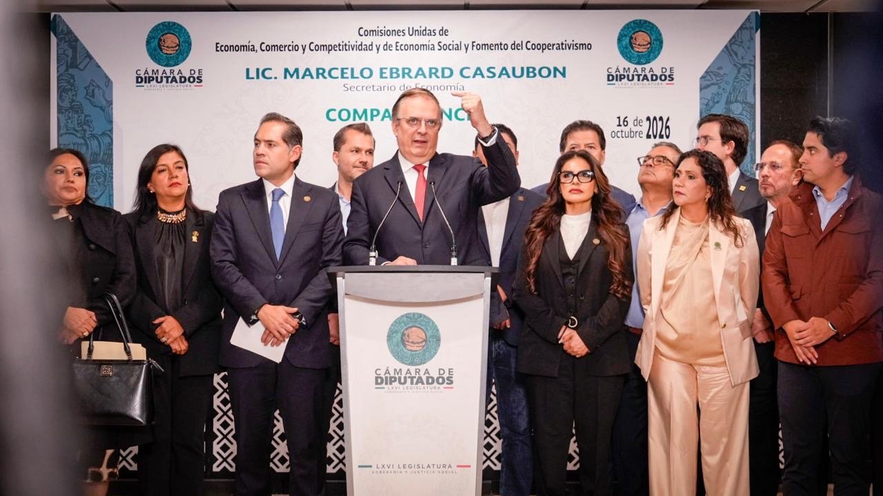 Marcelo Ebrard acompañado de integrantes de las comisiones legislativas, entre ellas la diputada federal Luz María Rodríguez Pérez, en San Lázaro