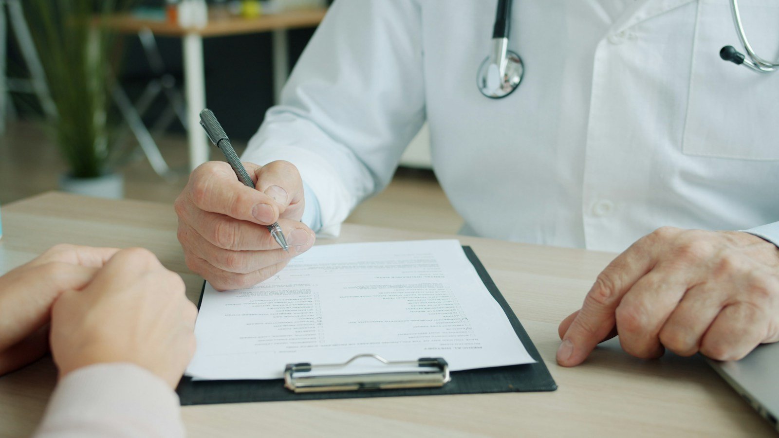 Profesional de salud revisa un documento con una paciente