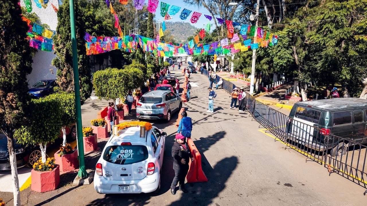 Los panteones de Iztapalapa reciben a familias que recuerdan a sus difuntos.