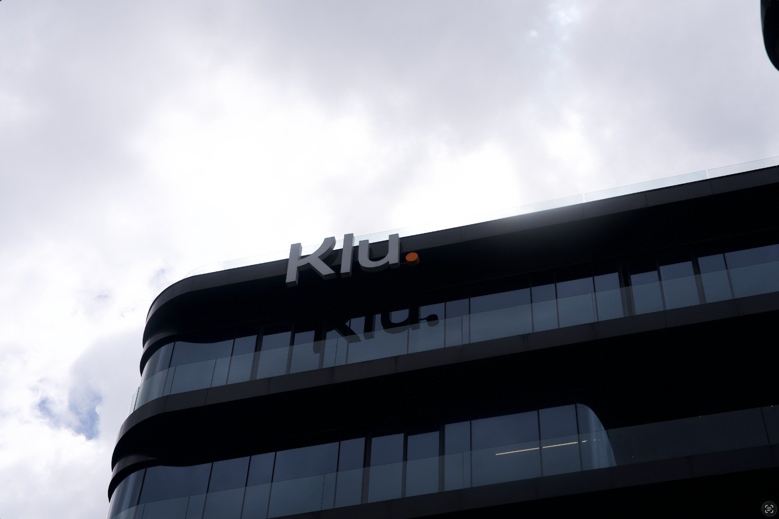 Fachada de un edificio con la marca Klu
