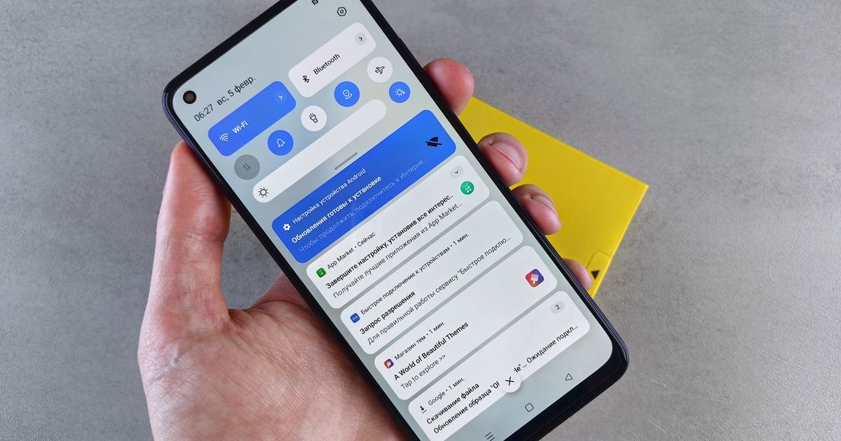Mano sosteniendo un teléfono con notificaciones.